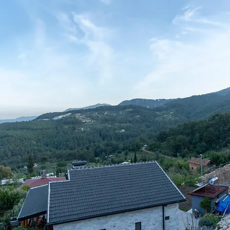 La Veranda Hotel *